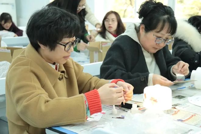 青中学手提花灯妇女节工会活动AG真人游戏