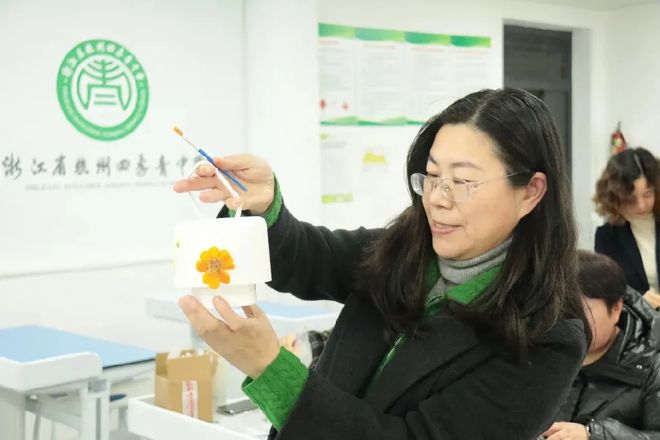 青中学手提花灯妇女节工会活动AG真人游戏地址知荐杭州四季(图3)